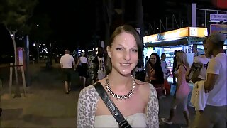 Vékony nők duci szexvideók szexelnek egy dildóval.